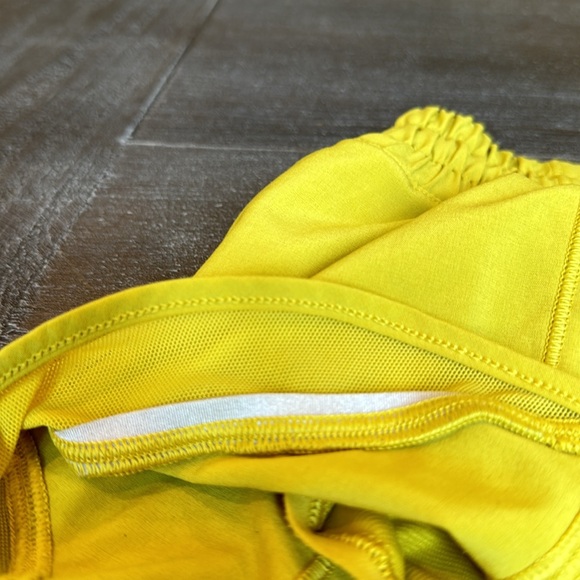 Lululemon Hotty Hot Shorts Size 6 Low Rise 2.5” Lined Soleil Yellow EUC Run - Picture 10 of 10